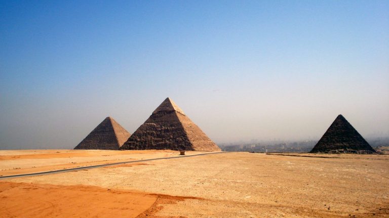 Piramides van Gizeh in Cairo, Egypte