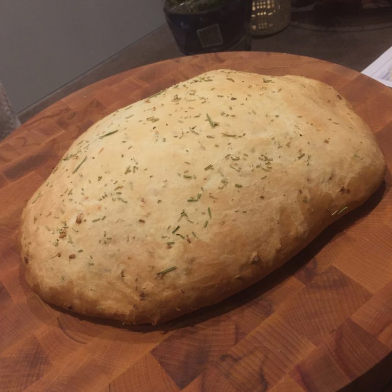 Focaccia met rozemarijn en knoflook