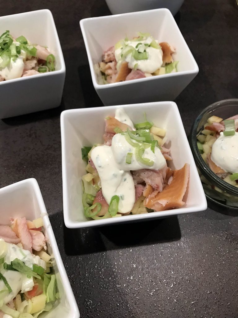 Salade met gerookte forel, appel en mieriekswortel