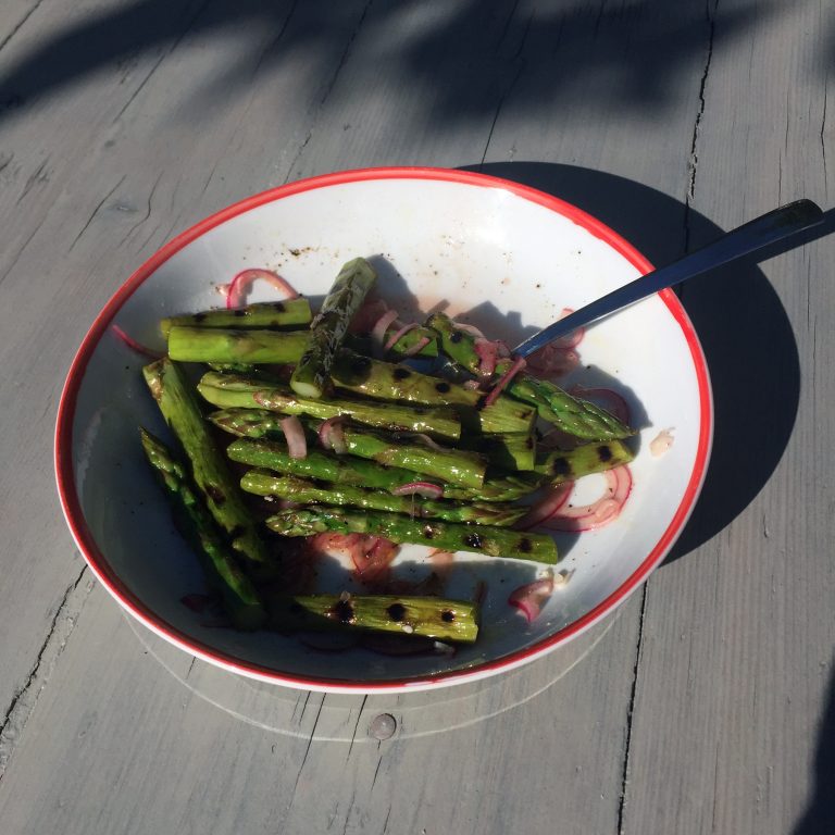 Gegrilde groene asperges in rode wijnazijn