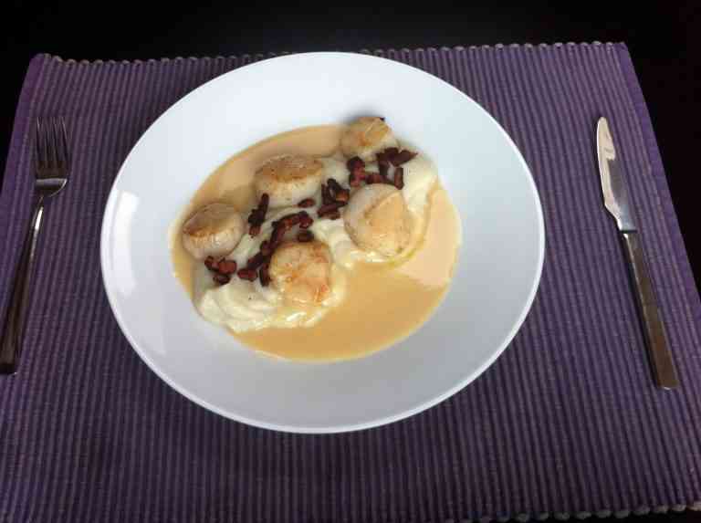 Coquilles met bloemkoolcreme, pancetta en beurre blanc