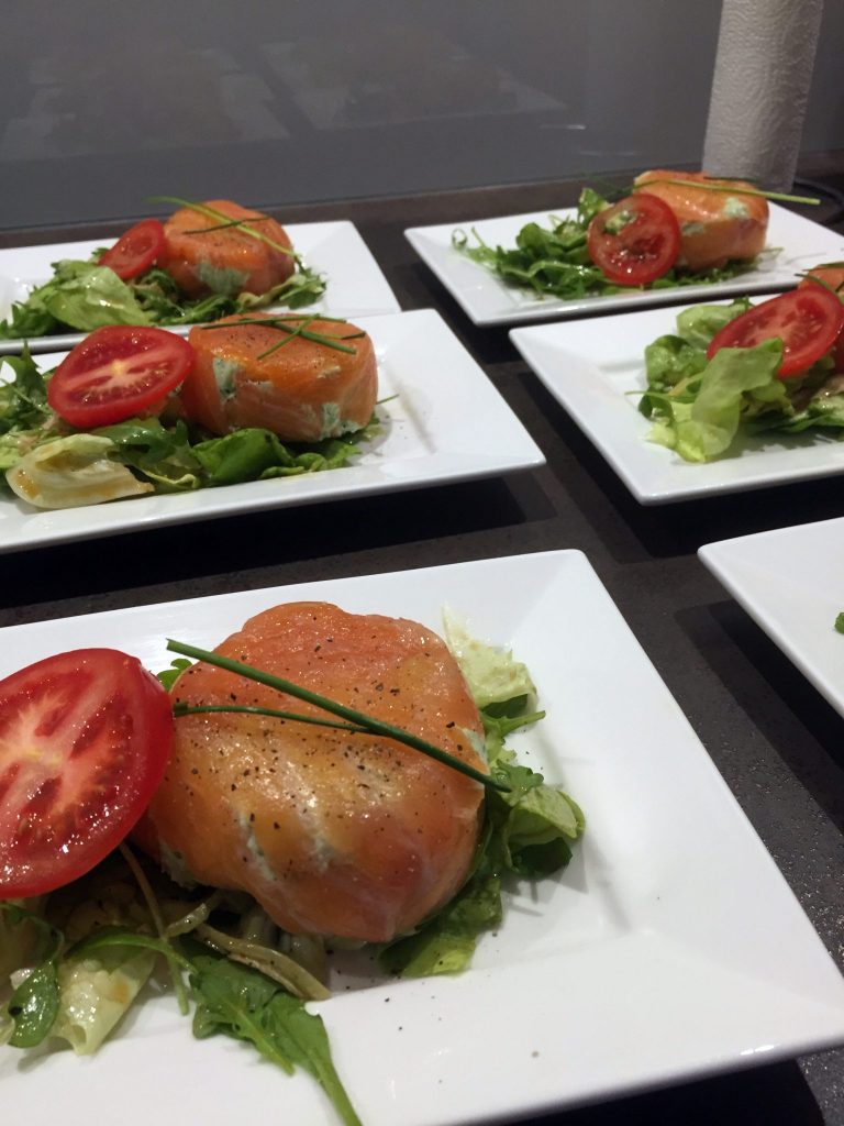 Zalmtimbaaltje met geitenkaas en avocado