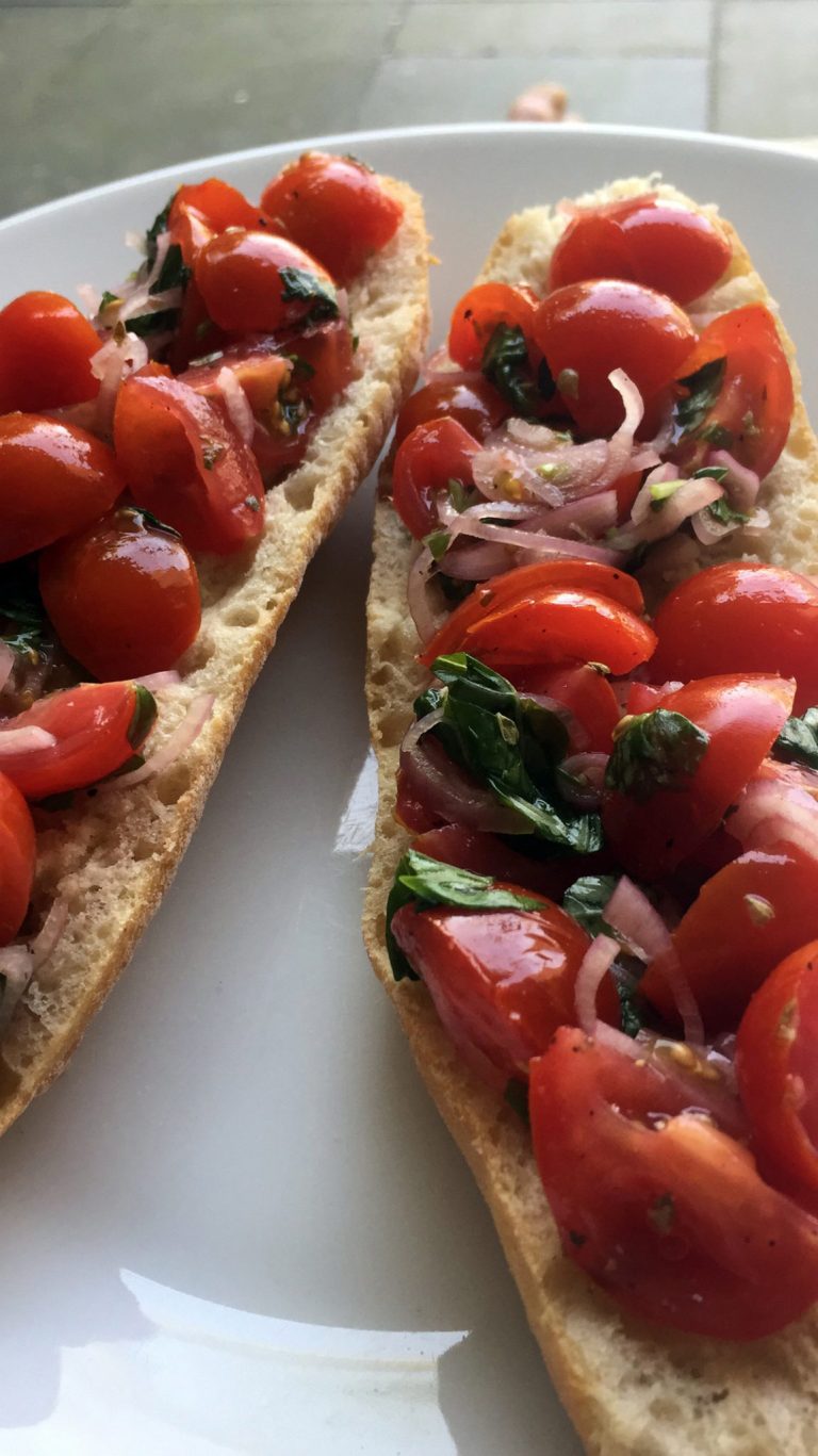 Easy toast met gemarineerde tomaten