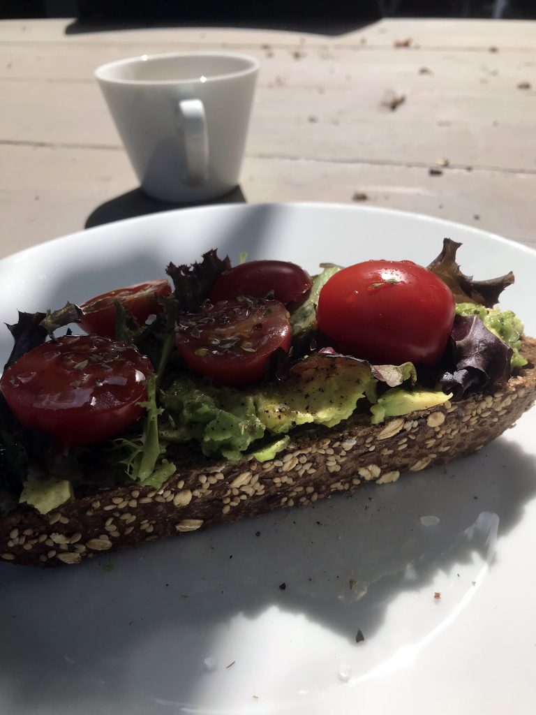 Rustiek brood met avocado, zoete tomaat en limoen