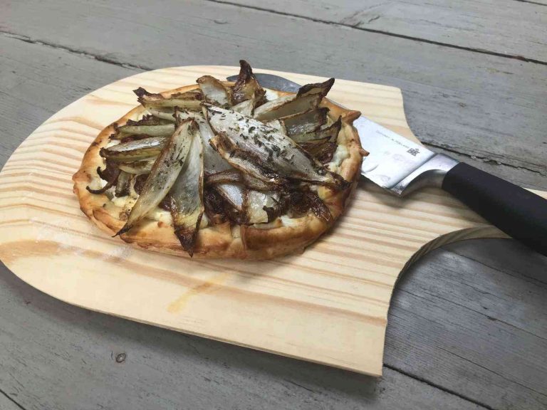 Bladerdeegpizza met witlof en geitenkaas