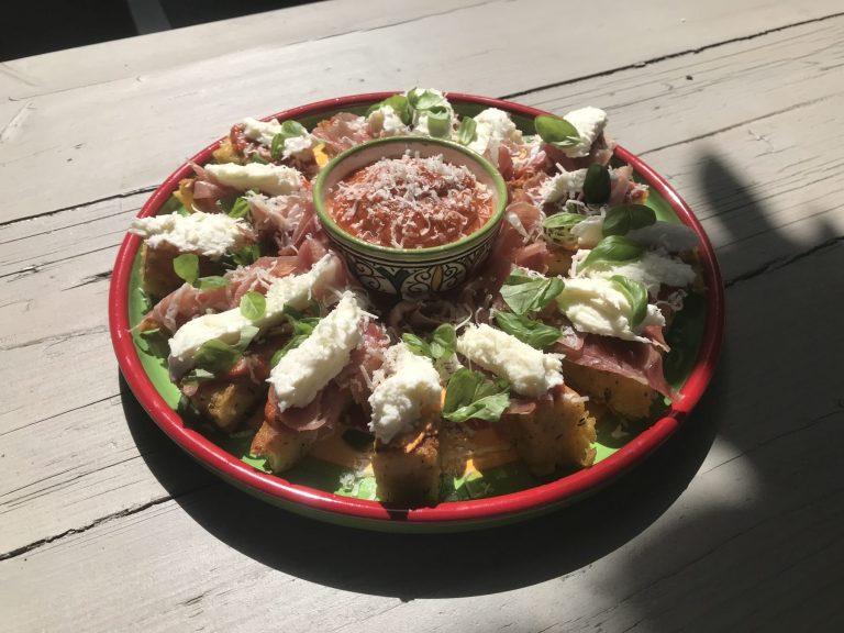 Polenta bites met tomatensaus en mozzarella