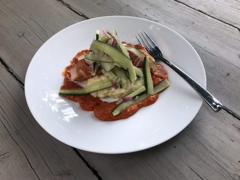 Zalm met komkommersalade, geitenkaaspuree en romescosaus ​