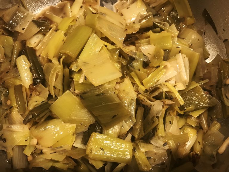 Zacht gestoofde prei met wijn, knoflook en tijm