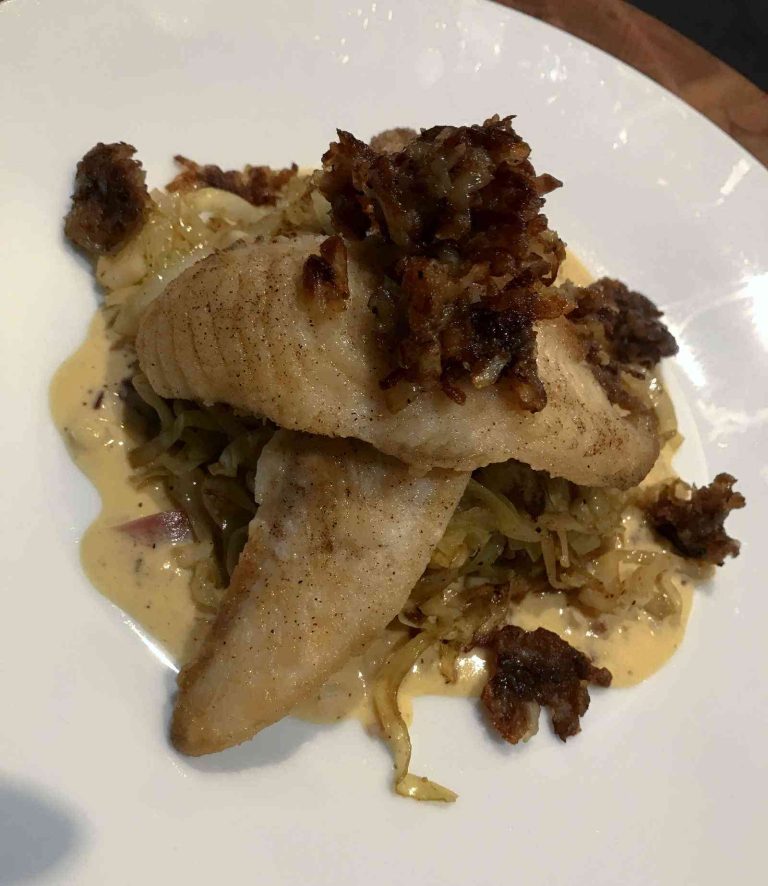 Gesmoorde spitskool met een visje, aardappelcrumble en mosterdsaus
