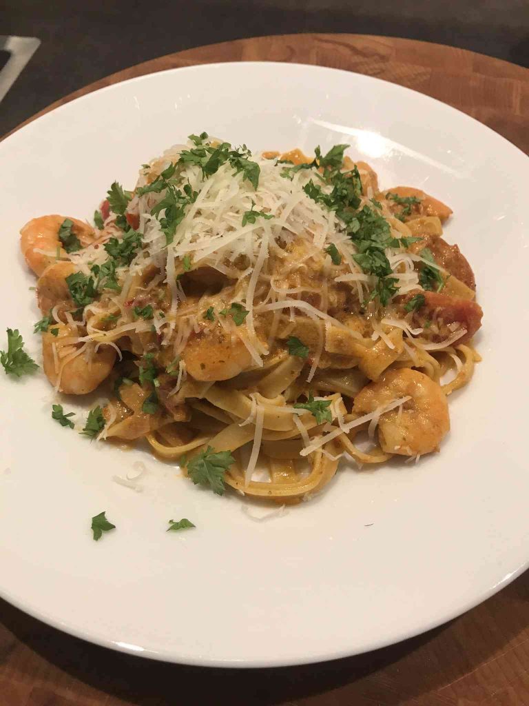 Tagliatella met rode pesto en garnalen