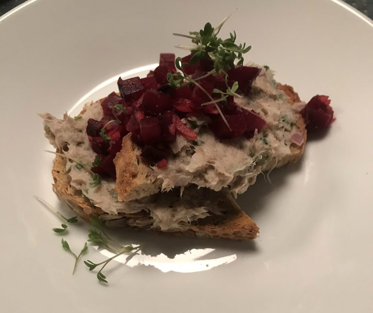 Crostini met makreelsalade, rode bietensalsa en tuinkers