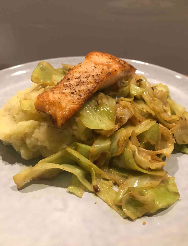 Gesmoorde spitskool met kerrie, verse zalm en aardappelpuree