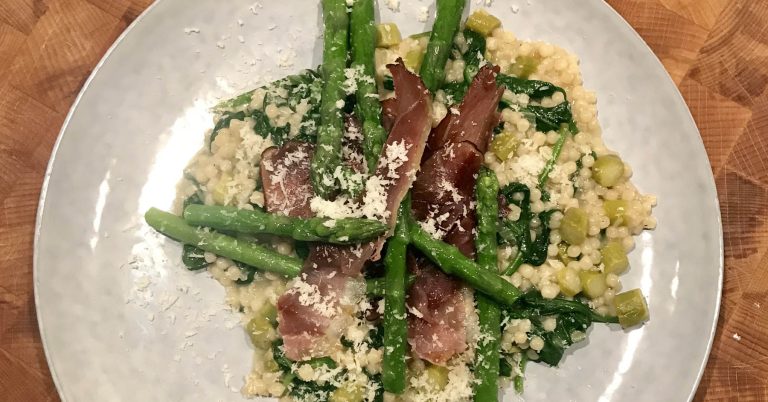 Parelcouscous met spinazie en groene asperges ​