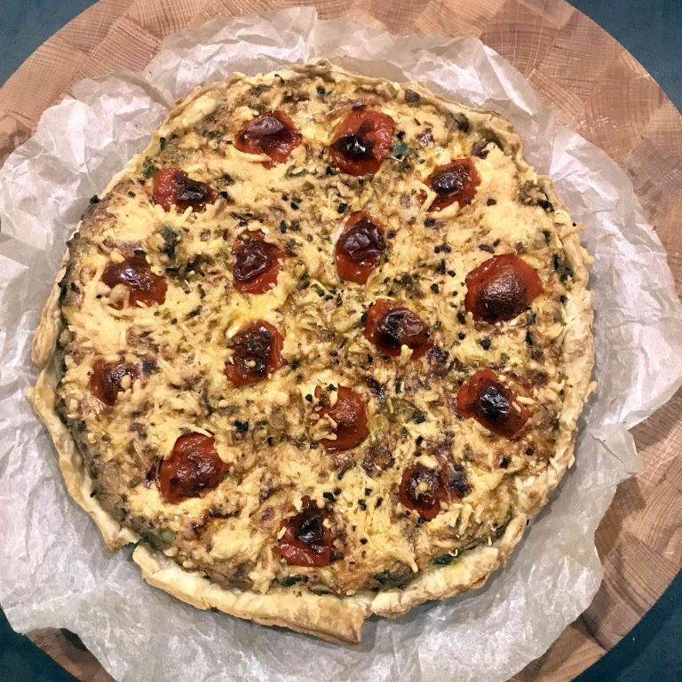 Quiche met courgette, tofu, spinazie en tomaatjes