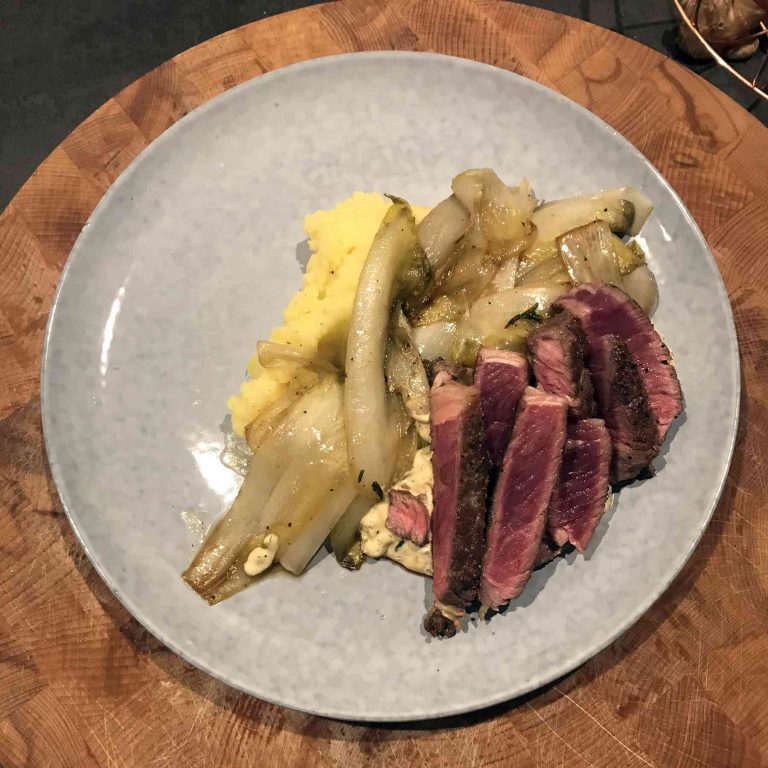 Ribeye steak met aardappelpuree en gesmoorde witlof