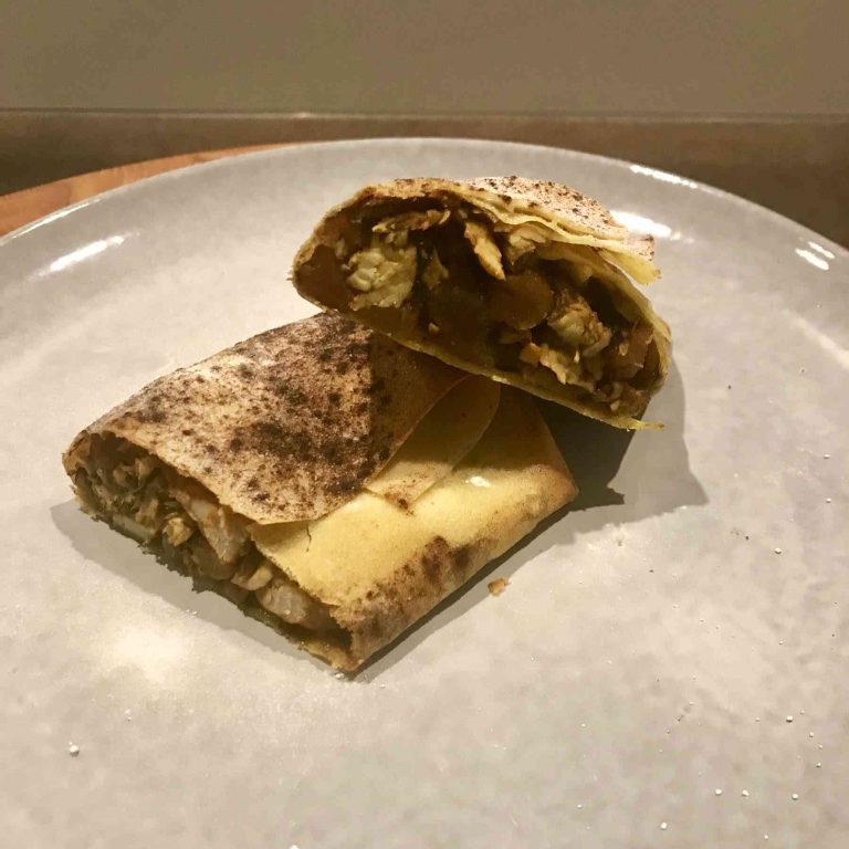 Marokkaanse pastilla met kip, kruiden, rozijnen en abrikoos