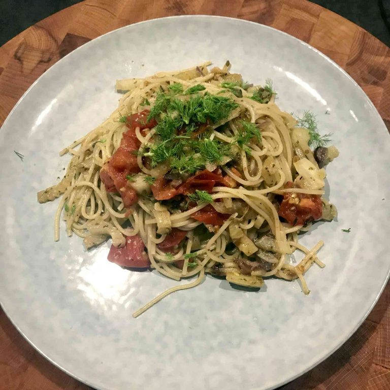 Spaghetti met venkel, pesto en gegrilde tomaatjes
