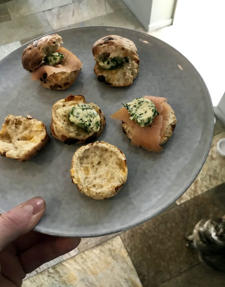 Hartige scones met kruidenboter