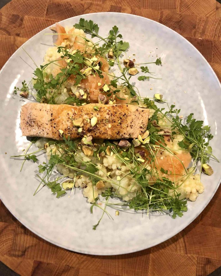 Parelcouscous met koolrabi, pastinaak, zalm en pistachenootjes