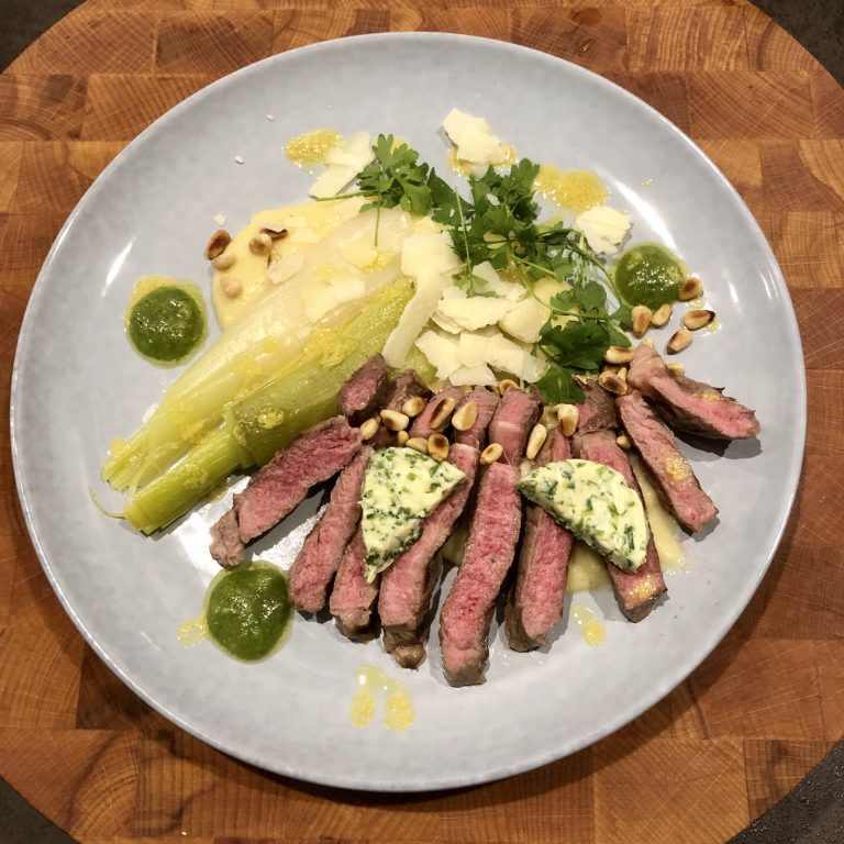 Ribeye steak met polenta en gerookte prei