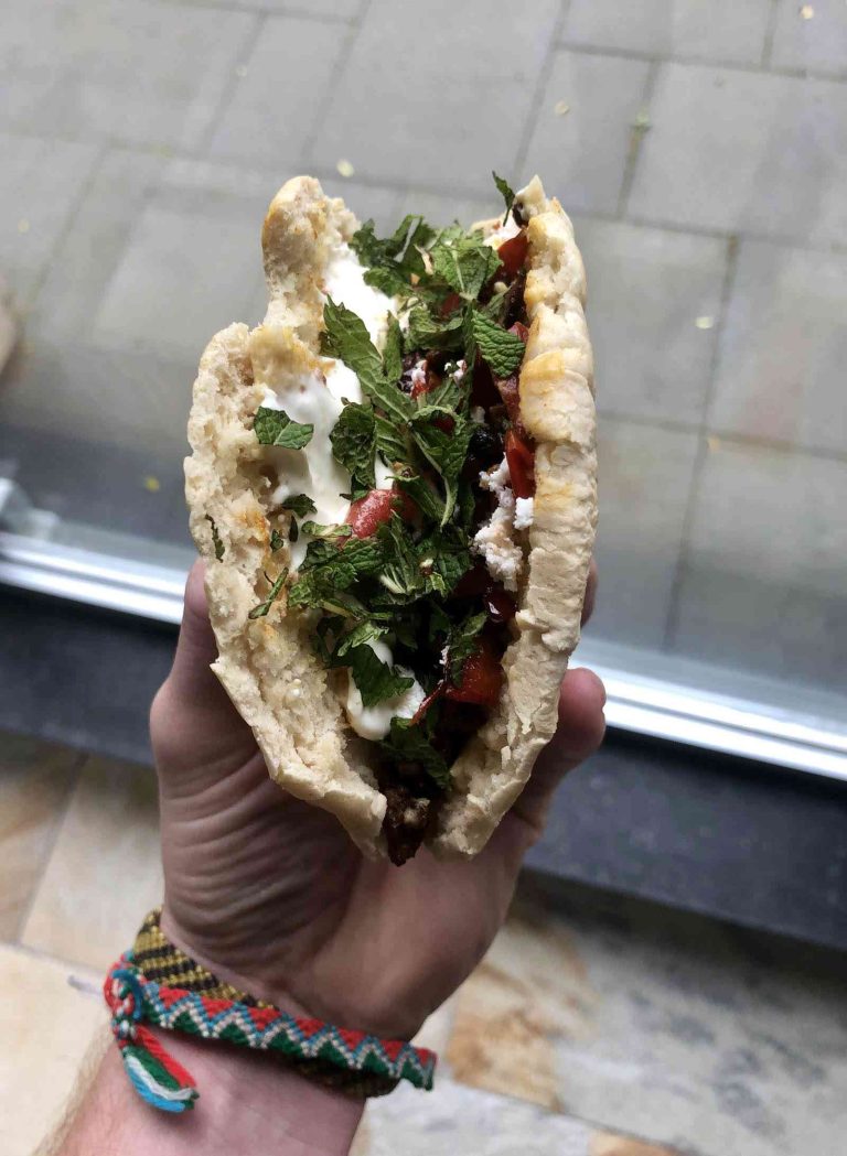 Pita’s met cevapcici, paprika, houmous en munt