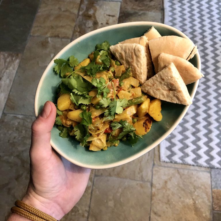 Vegetarische curry met kokosmelk en spitskool