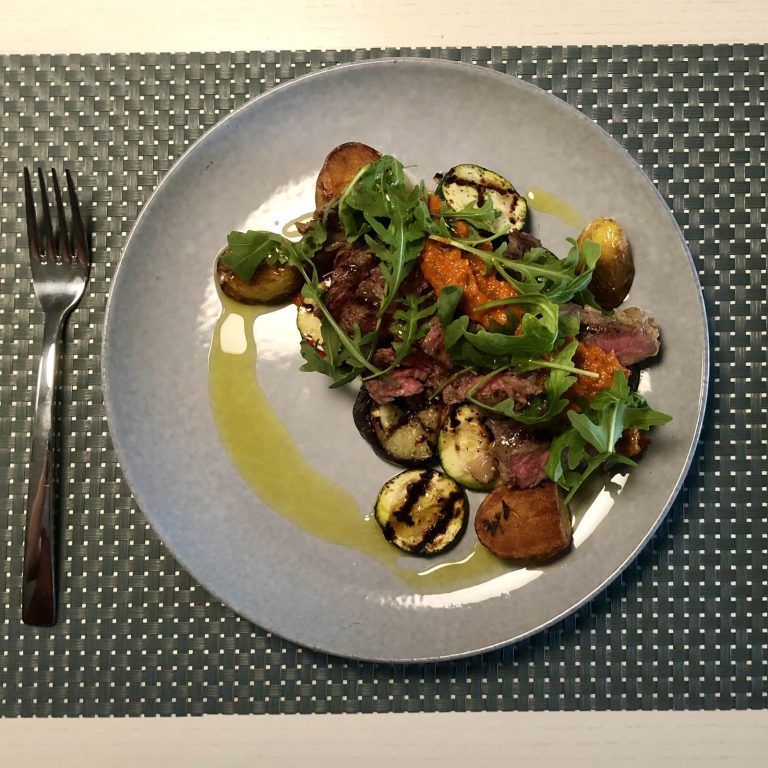 Ribeye met romescosaus en gegrilde groenten