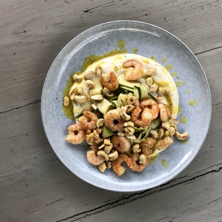Bloemkoolpuree met courgettesalade en garnalen
