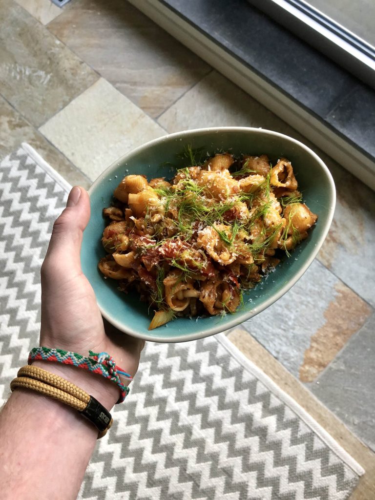 Pasta met venkel, ansjovis, olijven en kappertjes