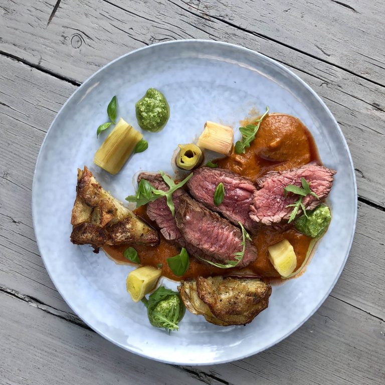 Steak bavette met aardappelgratin, tomatensaus, gerookte prei en pesto