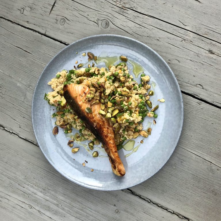 Gemarineerde zalm met couscous, sinaasappeldressing en erwtjes