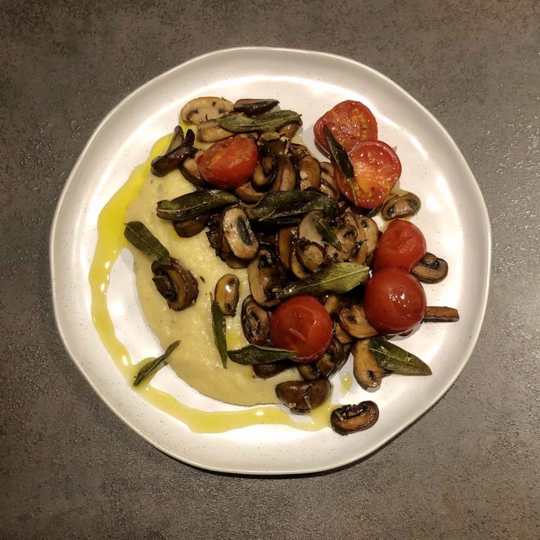 Romige polenta met gebakken champignons en salie