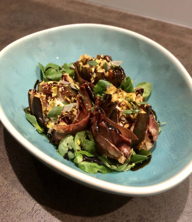 Salade met vijgen gevuld met geitenkaas, honing, pistachenootjes en balsamico