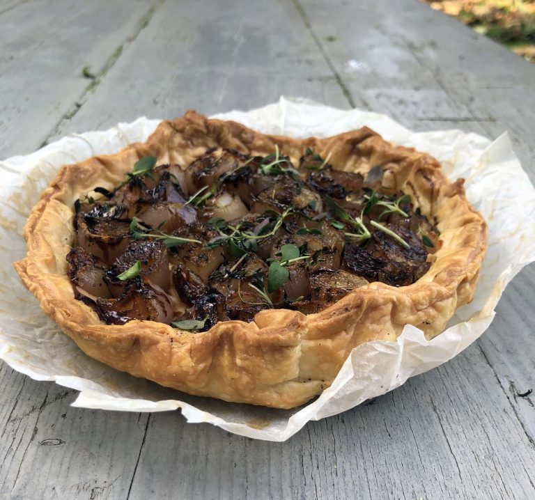 Sjalottentaartje met geitenkaas en balsamico-azijn