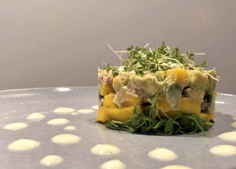 Torentje van mango, avocado en makreel met een dressing van crème fraîche, limoen en gember