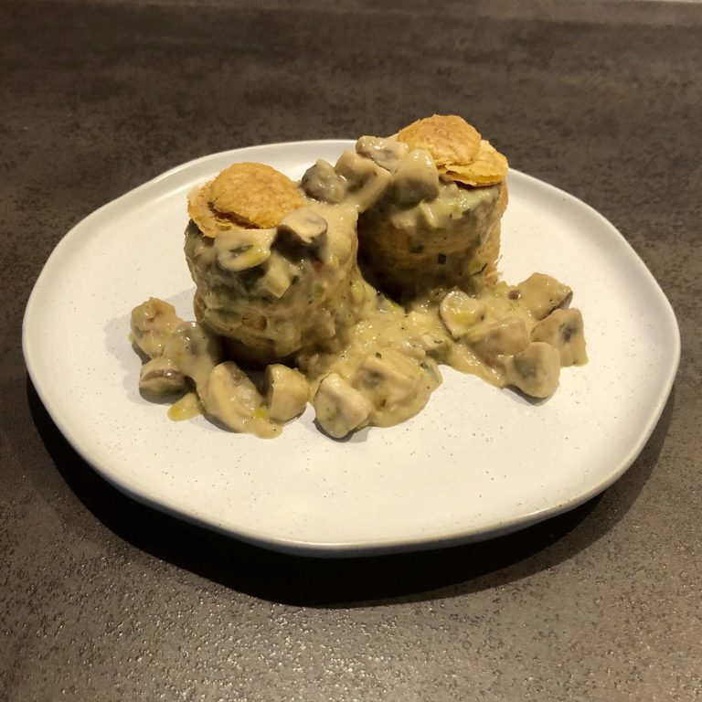 Vegetarisch pasteitje met champignons, prei en dragon