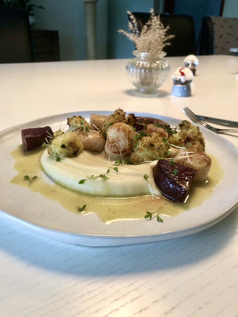 Coquilles met knolselderijpuree, geroosterde bietjes, gegrilde bloemkool en zachte kerriesaus