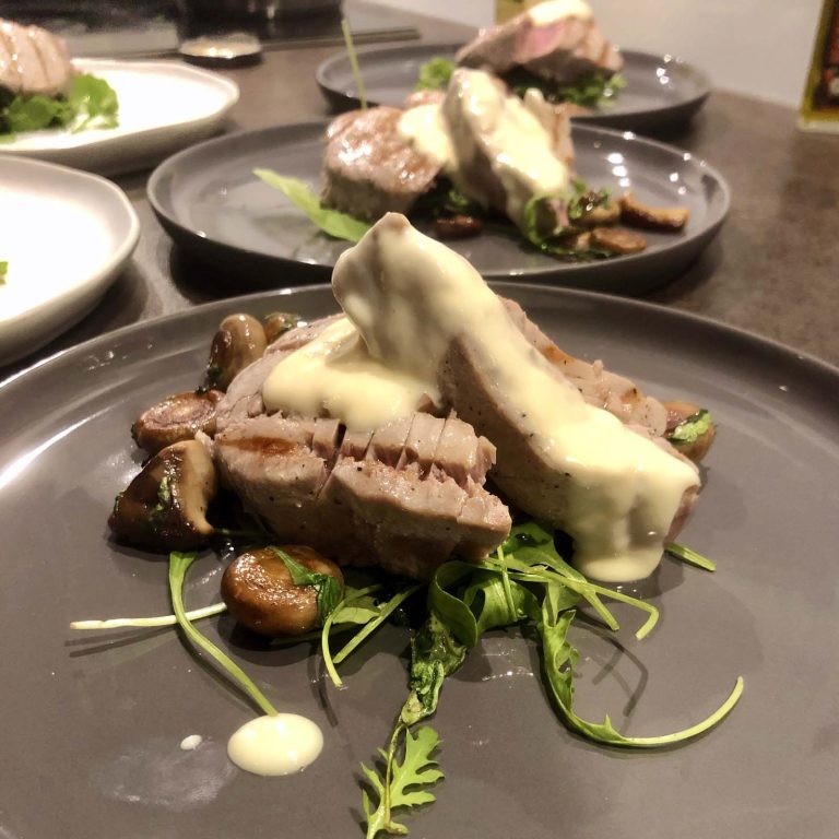 Verse, gegrilde tonijn met gebakken paddenstoelen en truffelaioli