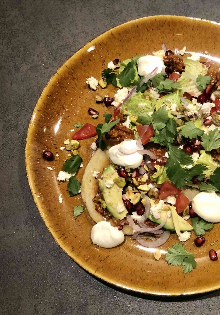 Flatbread met muhammara, hummus, avocado, feta, granaatappel en limoendressing