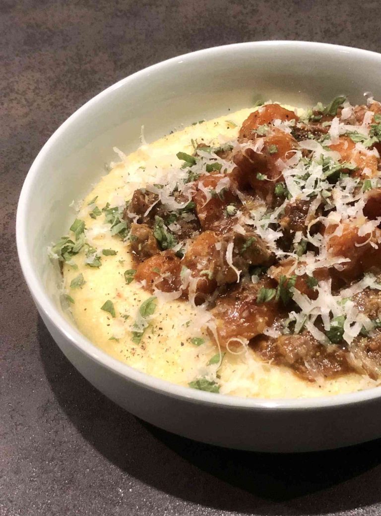 Runderstoofpotje met wortelen, tomaten, kaneel en polenta