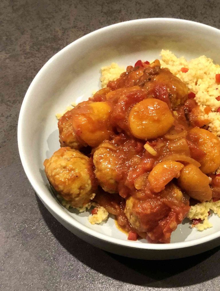Marokkaanse kipköfte in tomatensaus met ras-el-hanout en abrikozen