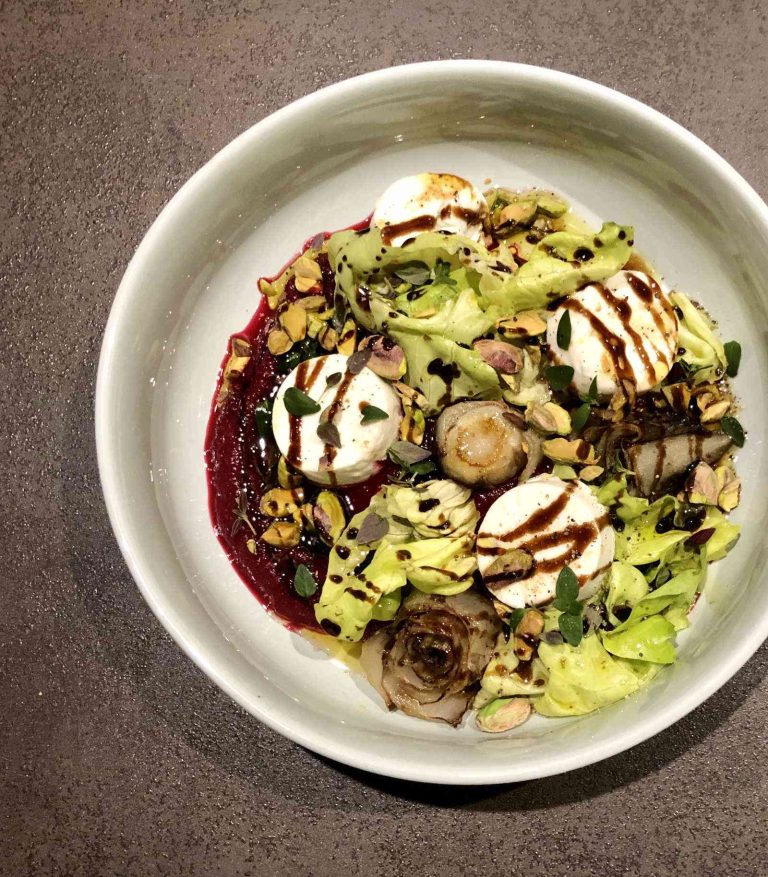 Bietencrème met mierikswortel, roodlof, geitenkaas en balsamicodressing