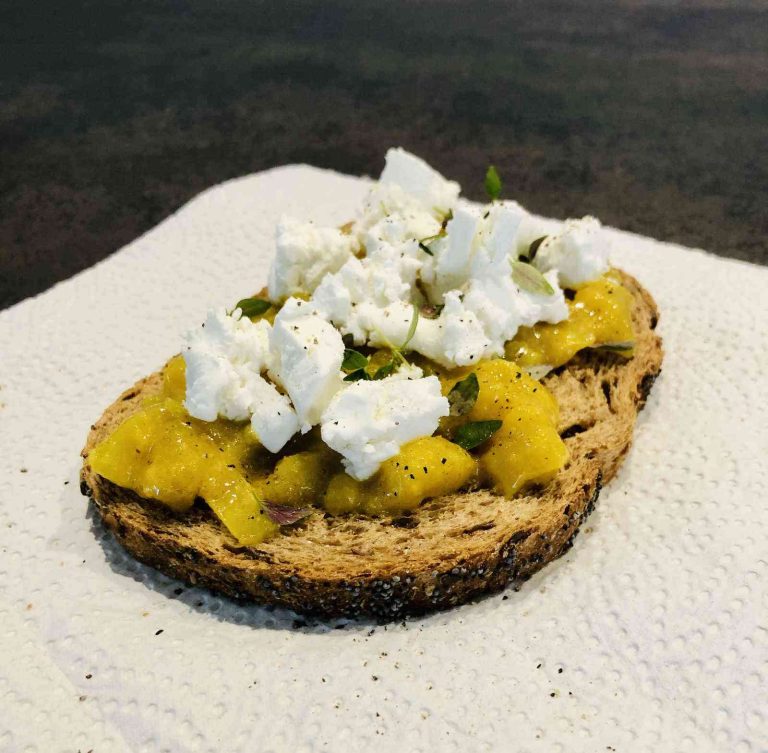 Brood met mangochutney, geitenkaas en verse tijm