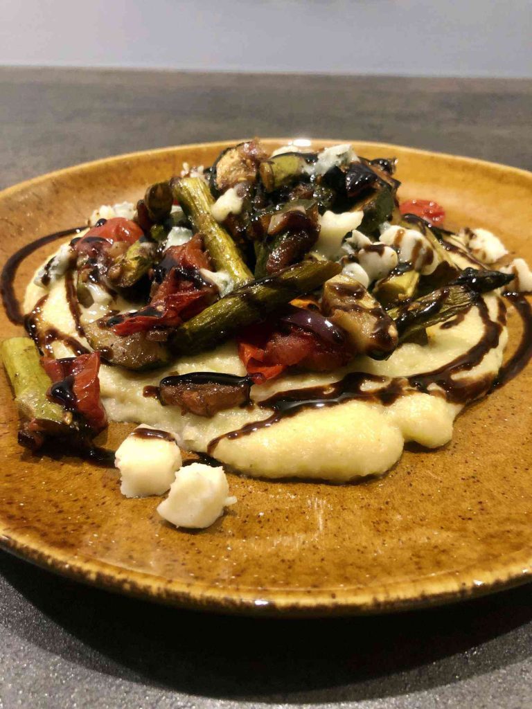 Romige polenta met in balsamico gegrilde groenten en gorgonzola