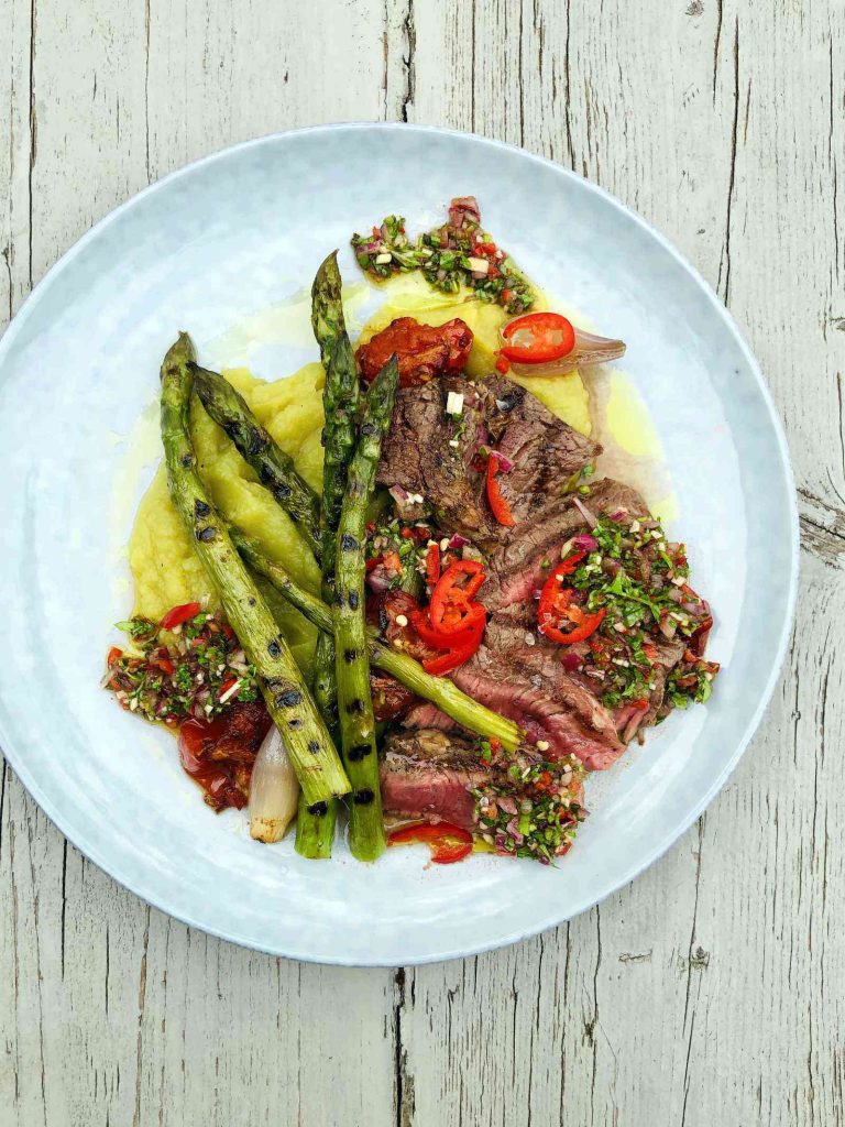 Gegrilde ribeye met chimichurri, puree van zoete aardappel en groene asperges