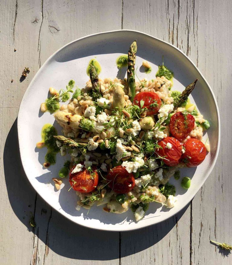 Romige parelcouscous met gegrilde witte en groene asperges, tuinbonen en een groene dressing