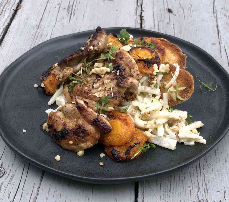 Citroenkip met knolselderijsalade en gegrilde abrikozen