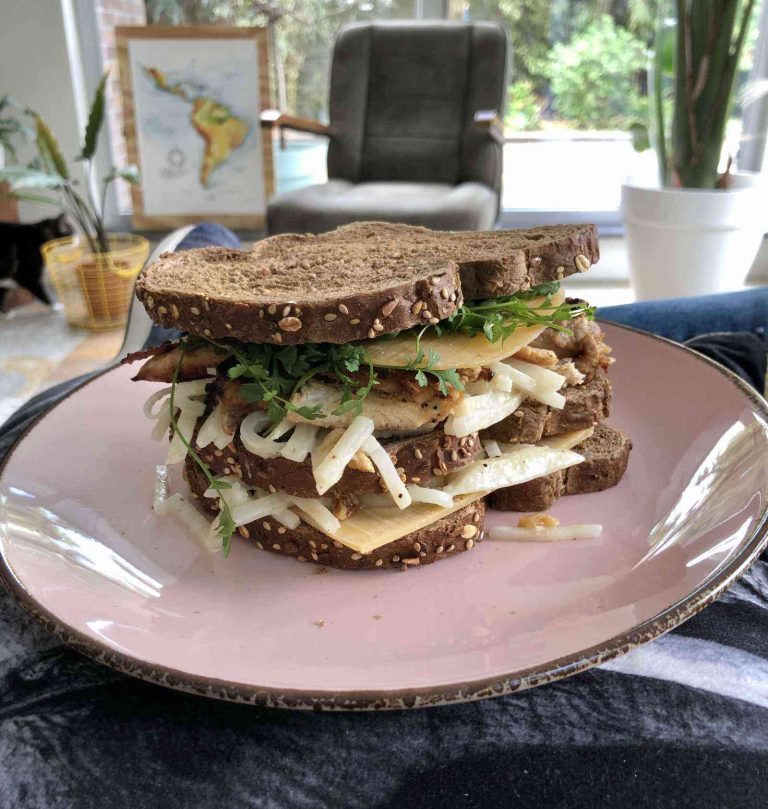 Club sandwich met knolselderijsalade, gebakken kip en oude kaas