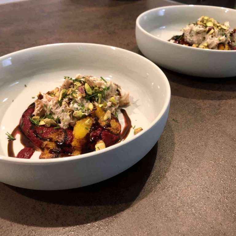 Bietenpuree met makreelsalade, geroosterde sinaasappel en pistachenootjes