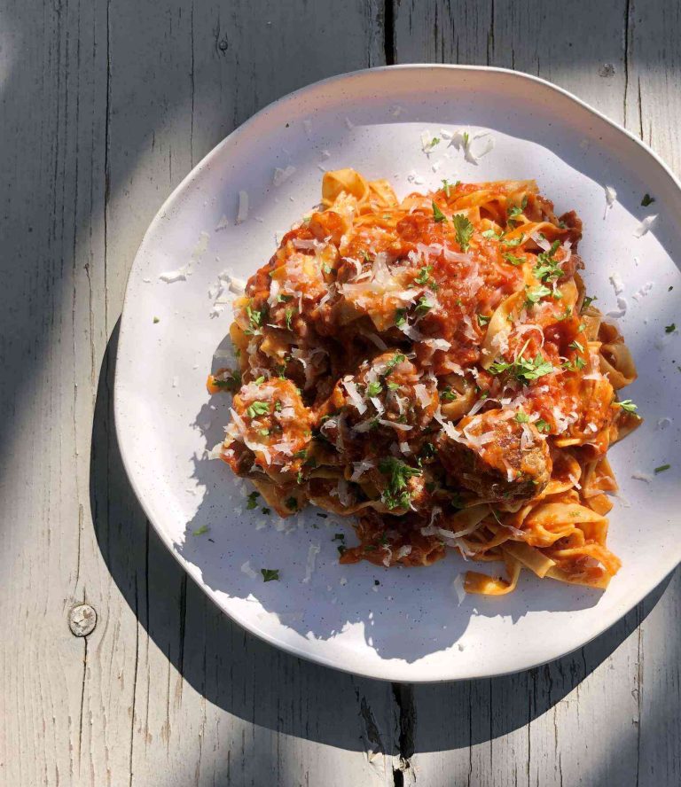 Tagliatelle met gehaktballen en een tomaten-paprikasaus
